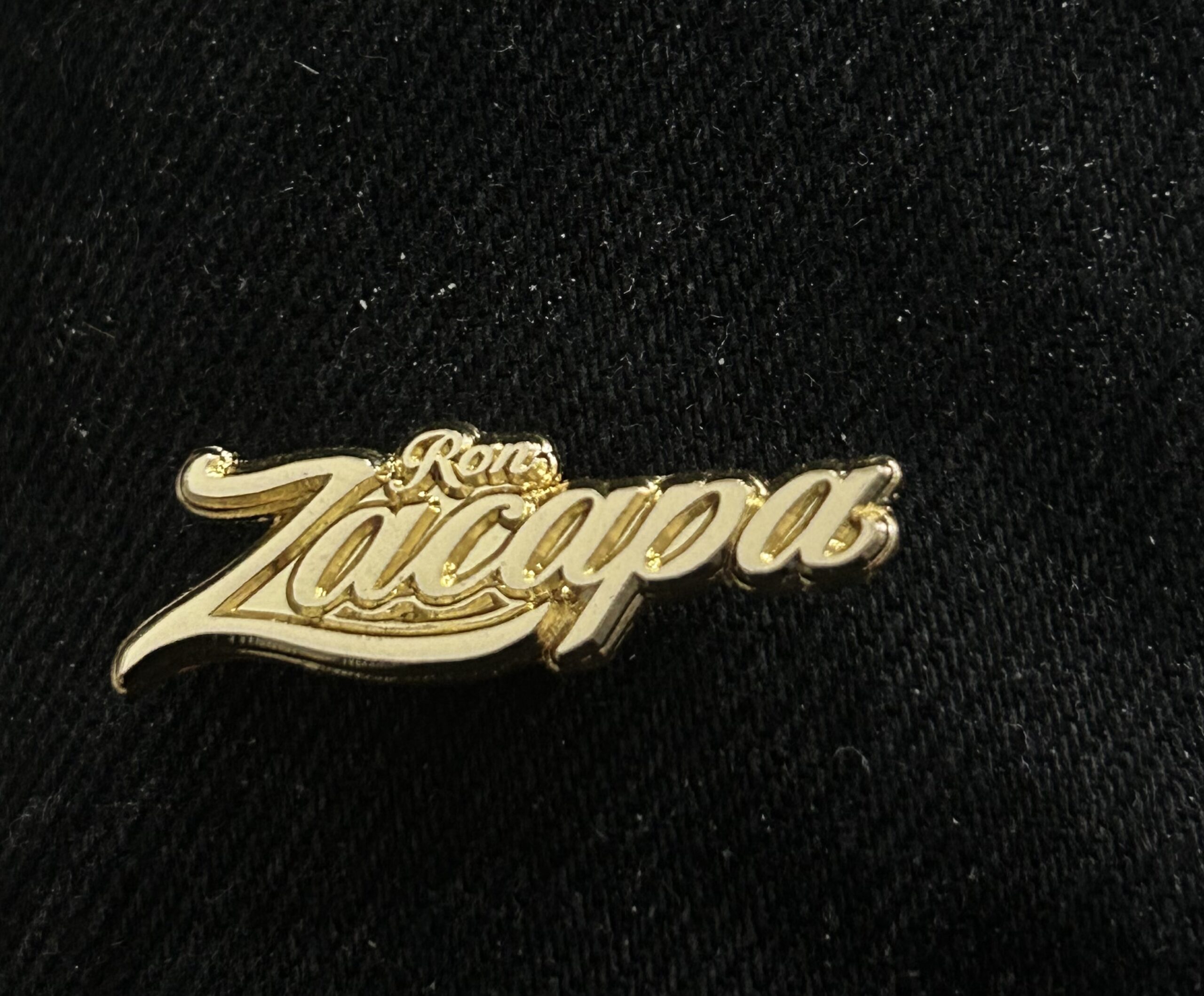 Pin personalizado en mano
